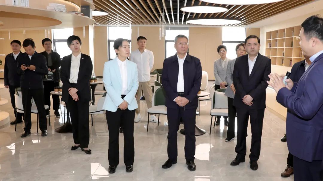 擎工互联副总经理仇卫文向盛蕾市长汇报