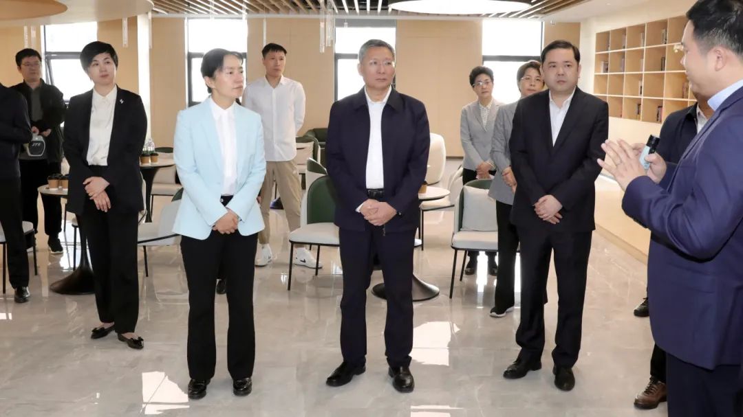 擎工互联副总经理仇卫文向盛蕾市长汇报