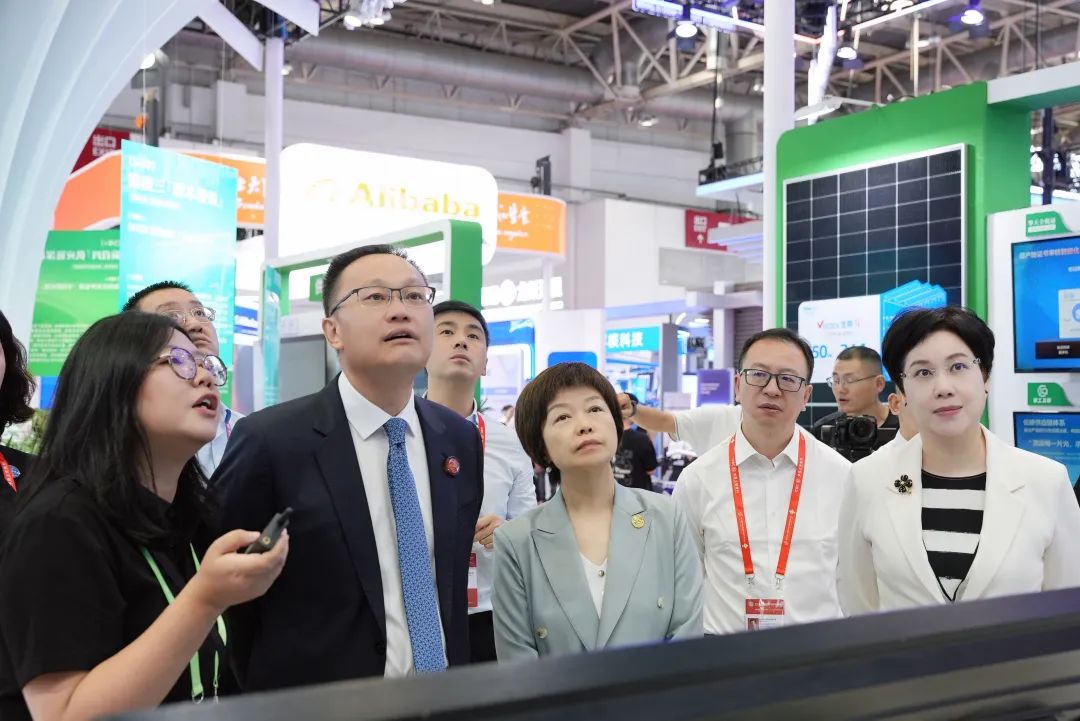 中国贸促会副会长李兴乾参观擎天科技